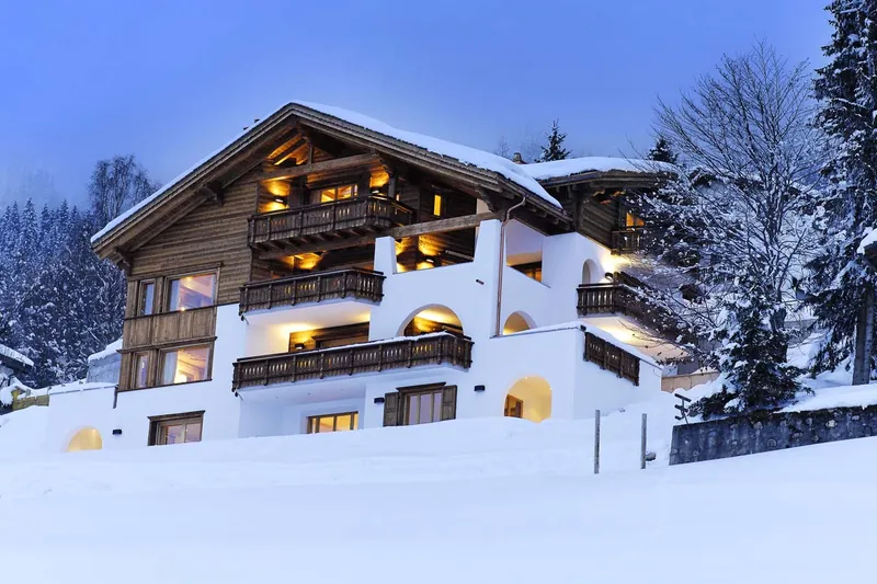 Chalet Kolin in Klosters under snow and blue sky